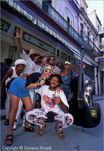 CUBA - HAVANA - un gruppo musicale di fronte ad un negozio di strumenti musicali e dischi in Calle Obispo