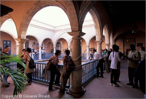 CUBA - HAVANA - La Habana Vieja - Plaza Vieja - una galleria d'arte