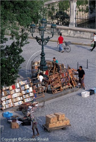 CUBA - HAVANA - La Habana Vieja - mercatino del libro usato