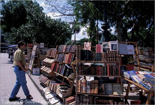 CUBA - HAVANA - La Habana Vieja - mercatino del libro usato