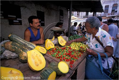 CUBA - HAVANA - La Habana Vieja - Mercato alimentare San Rafael