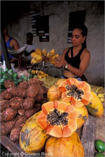 CUBA - HAVANA - La Habana Vieja - Mercato alimentare San Rafael