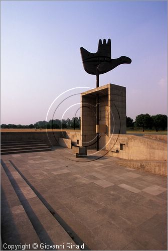 INDIA (PUNJAB) - CHANDIGARH - citt interamente progettata da Le Corbusier negli anni '50 - Capitol - settore 1 (zona degli edifici governativi) - Monumento della Mano Aperta