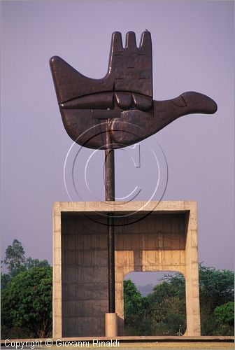 INDIA (PUNJAB) - CHANDIGARH - citt interamente progettata da Le Corbusier negli anni '50 - Capitol - settore 1 (zona degli edifici governativi) - Monumento della Mano Aperta