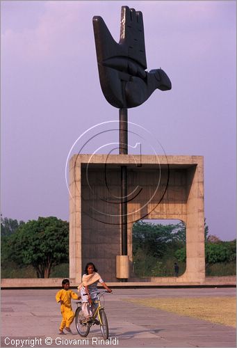 INDIA (PUNJAB) - CHANDIGARH - citt interamente progettata da Le Corbusier negli anni '50 - Capitol - settore 1 (zona degli edifici governativi) - Monumento della Mano Aperta