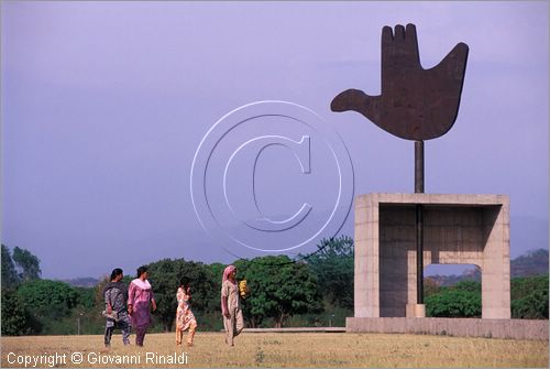 INDIA (PUNJAB) - CHANDIGARH - citt interamente progettata da Le Corbusier negli anni '50 - Capitol - settore 1 (zona degli edifici governativi) - Monumento della Mano Aperta