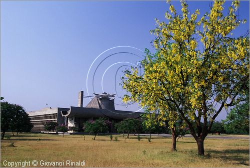 INDIA (PUNJAB) - CHANDIGARH - citt interamente progettata da Le Corbusier negli anni '50 - Capitol - settore 1 (zona degli edifici governativi) - Edificio "Vidhan Sabha" sede dell'Assemblea (Parlamento)