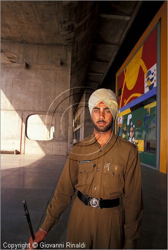 INDIA (PUNJAB) - CHANDIGARH - citt interamente progettata da Le Corbusier negli anni '50 - Capitol - settore 1 (zona degli edifici governativi) - Edificio "Vidhan Sabha" sede dell'Assemblea (Parlamento)