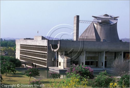 INDIA (PUNJAB) - CHANDIGARH - citt interamente progettata da Le Corbusier negli anni '50 - Capitol - settore 1 (zona degli edifici governativi) - Edificio "Vidhan Sabha" sede dell'Assemblea (Parlamento)