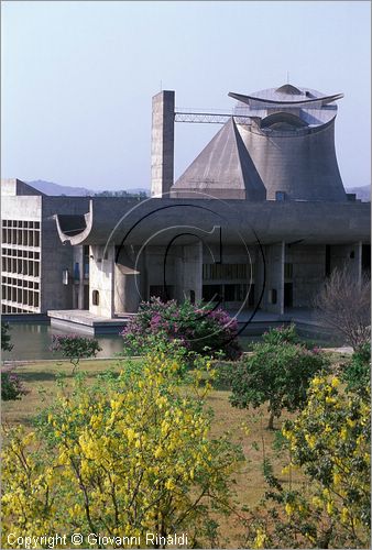 INDIA (PUNJAB) - CHANDIGARH - citt interamente progettata da Le Corbusier negli anni '50 - Capitol - settore 1 (zona degli edifici governativi) - Edificio "Vidhan Sabha" sede dell'Assemblea (Parlamento)