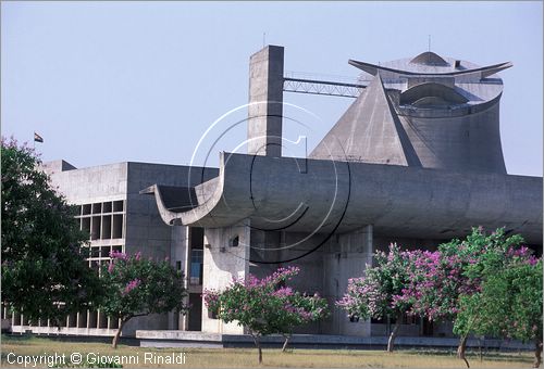 INDIA (PUNJAB) - CHANDIGARH - citt interamente progettata da Le Corbusier negli anni '50 - Capitol - settore 1 (zona degli edifici governativi) - Edificio "Vidhan Sabha" sede dell'Assemblea (Parlamento)