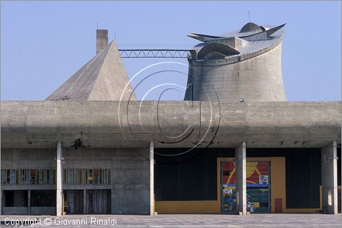 INDIA (PUNJAB) - CHANDIGARH - citt interamente progettata da Le Corbusier negli anni '50 - Capitol - settore 1 (zona degli edifici governativi) - Edificio "Vidhan Sabha" sede dell'Assemblea (Parlamento)