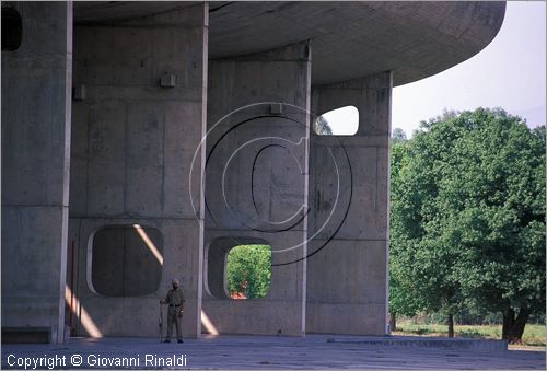 INDIA (PUNJAB) - CHANDIGARH - citt interamente progettata da Le Corbusier negli anni '50 - Capitol - settore 1 (zona degli edifici governativi) - Edificio "Vidhan Sabha" sede dell'Assemblea (Parlamento)