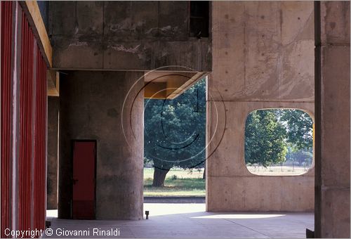 INDIA (PUNJAB) - CHANDIGARH - citt interamente progettata da Le Corbusier negli anni '50 - Capitol - settore 1 (zona degli edifici governativi) - Edificio "Vidhan Sabha" sede dell'Assemblea (Parlamento)