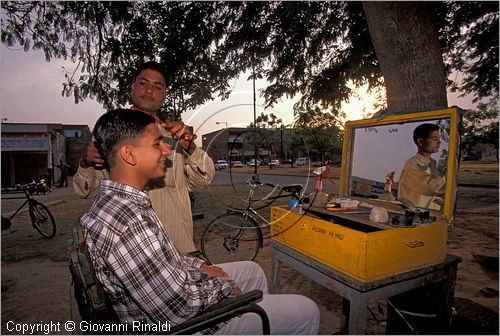 INDIA (PUNJAB) - CHANDIGARH - citt interamente progettata da Le Corbusier negli anni '50 - taglio di capelli per strada