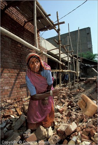 INDIA (PUNJAB) - CHANDIGARH - citt interamente progettata da Le Corbusier negli anni '50 - donna a lavoro in un cantiere