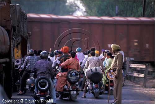 INDIA (PUNJAB) - CHANDIGARH - al passaggio a livello