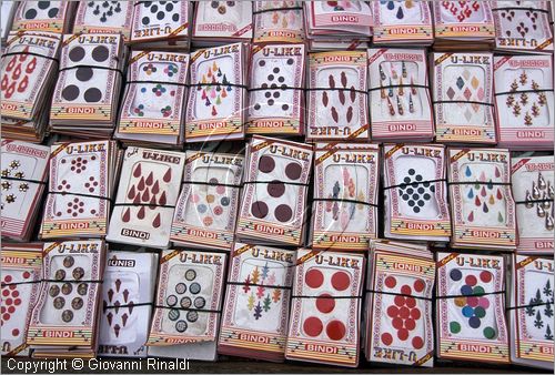 INDIA (UTTAR PRADESH) - Haridwar - citt di pellegrinaggio sulle rive del Gange - bancarelle fuori da un tempio hindu