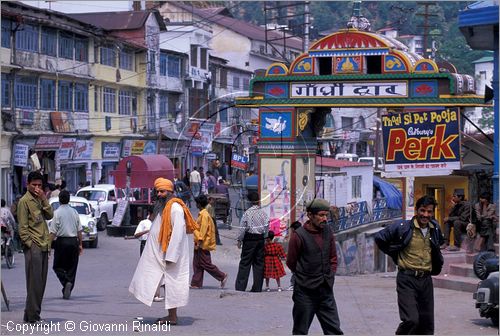 INDIA (UTTAR PRADESH) - Mussoorie - The Mall (zona ovest presso Gandhi Chowk)