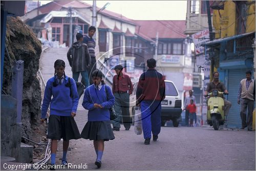 INDIA (UTTAR PRADESH) - Mussoorie - The Mall presso il Kulri Bazaar