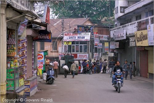 INDIA (UTTAR PRADESH) - Mussoorie - The Mall presso il Kulri Bazaar