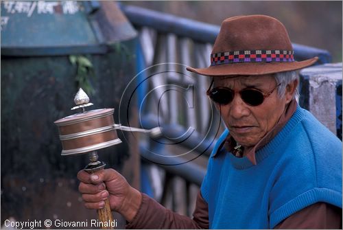 INDIA (UTTAR PRADESH) - Mussoorie - ruota della preghiera buddista