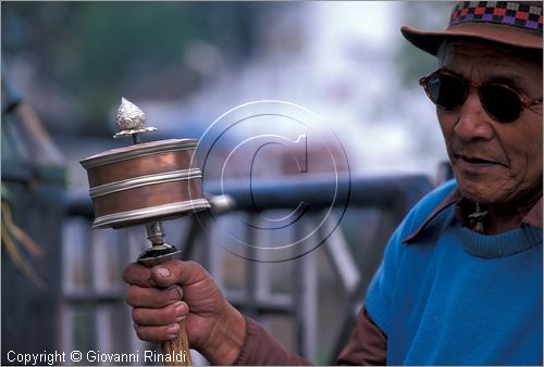 INDIA (UTTAR PRADESH) - Mussoorie - ruota della preghiera buddista