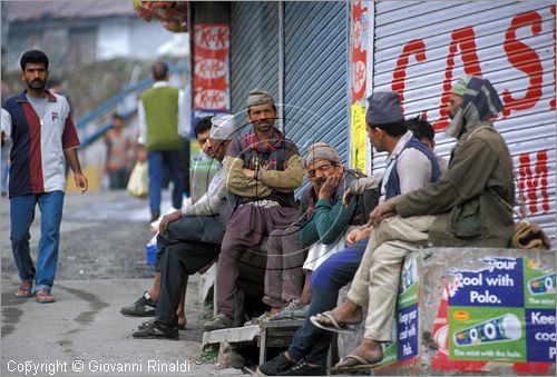 INDIA (UTTAR PRADESH) - Mussoorie - portatori a riposo