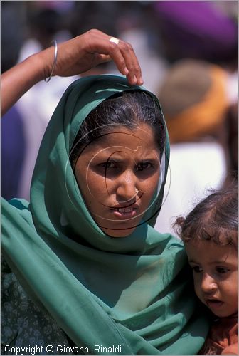 INDIA (HIMACHAL PRADESH) - Nalagarh - pellegrinaggio ad un tempio Sikh nelle vicinanze