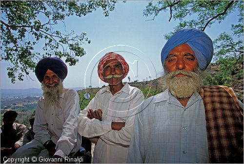 INDIA (HIMACHAL PRADESH) - Nalagarh - pellegrinaggio ad un tempio Sikh nelle vicinanze