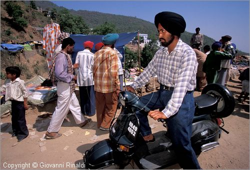 INDIA (HIMACHAL PRADESH) - Nalagarh - pellegrinaggio ad un tempio Sikh nelle vicinanze