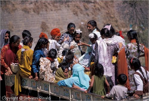 INDIA (HIMACHAL PRADESH) - Nalagarh - pellegrinaggio ad un tempio Sikh nelle vicinanze