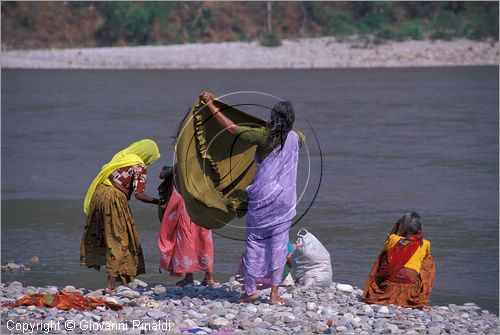 INDIA (UTTAR PRADESH) - Rishikesh - sulla sponda occidentale del Gange