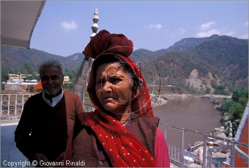 INDIA (UTTAR PRADESH) - Rishikesh - una donna porta sulla testa i sassi del Gange