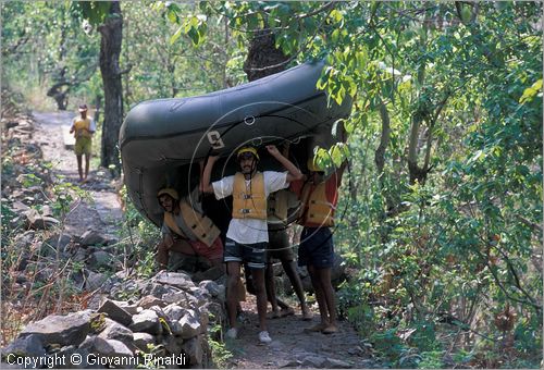 INDIA (UTTAR PRADESH) - Rishikesh - rafting sul Gange sulla strada per Badrinath