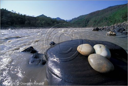 INDIA (UTTAR PRADESH) - Rishikesh - il Gange presso l'hotel "The Glasshouse on the Gange" sulla strada per Badrinath