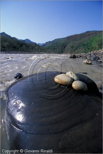 INDIA (UTTAR PRADESH) - Rishikesh - il Gange presso l'hotel "The Glasshouse on the Gange" sulla strada per Badrinath