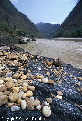 INDIA (UTTAR PRADESH) - Rishikesh - il Gange presso l'hotel "The Glasshouse on the Gange" sulla strada per Badrinath