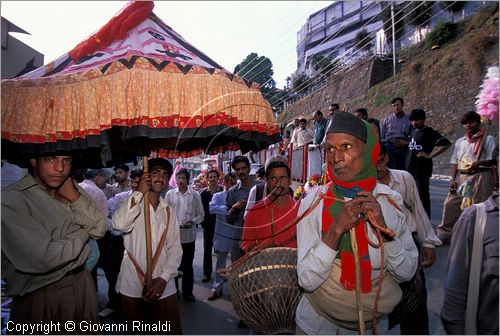 INDIA (HIMACHAL PRADESH) - SHIMLA - Lower Bazar - passaggio di un funerale