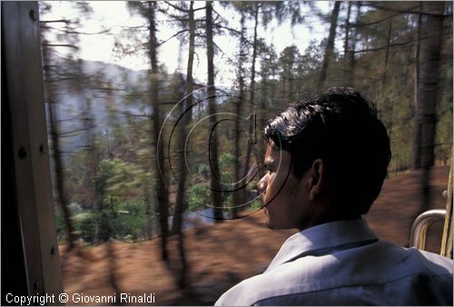 INDIA (HIMACHAL PRADESH) - Treno a scartamento ridotto da Kalka a Shimla - nella carrozza di prima classe deluxe