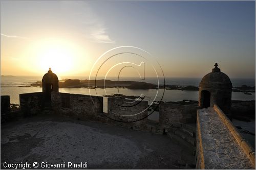 MAROCCO - MAROC - MOROCCO - ESSAOUIRA - veduta del mare al tramonto dalla torre del porto