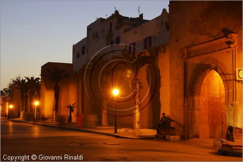 MAROCCO - MAROC - MOROCCO - ESSAOUIRA - veduta serale delle mura su avenue Oqba Ibn Nafiaa