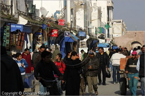 MAROCCO - MAROC - MOROCCO - ESSAOUIRA - avenue L'istiqlal presso il souk