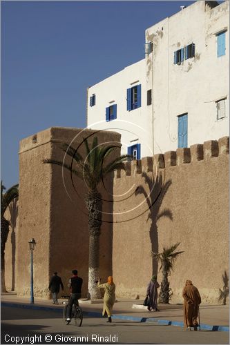 MAROCCO - MAROC - MOROCCO - ESSAOUIRA - le mura con dietro le case della medina lungo la avenue Oqba Ibn Nafiaa