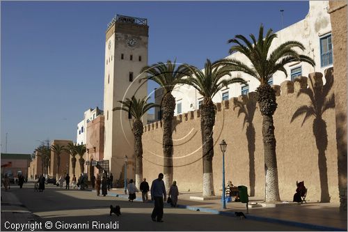 MAROCCO - MAROC - MOROCCO - ESSAOUIRA - le mura con dietro le case della medina lungo la avenue Oqba Ibn Nafiaa