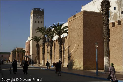 MAROCCO - MAROC - MOROCCO - ESSAOUIRA - le mura con dietro le case della medina lungo la avenue Oqba Ibn Nafiaa