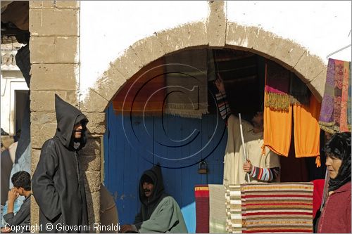 MAROCCO - MAROC - MOROCCO - ESSAOUIRA - prodotti dell'artigianato nel souk