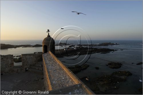 MAROCCO - MAROC - MOROCCO - ESSAOUIRA - veduta dai bastioni del porto al tramonto