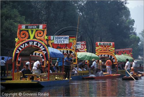 MEXICO - Citt del Messico - Xocimilco, una rete di canali dove la domenica si va a passeggio sulle barche e si comprano i fiori