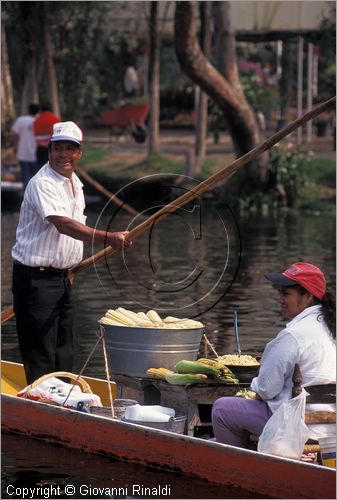 MEXICO - Citt del Messico - Xocimilco, una rete di canali dove la domenica si va a passeggio sulle barche e si comprano i fiori